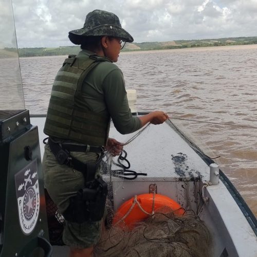 Polícia Ambiental apreende 900 metros de redes de pesca predatória na foz do Rio Mundaú