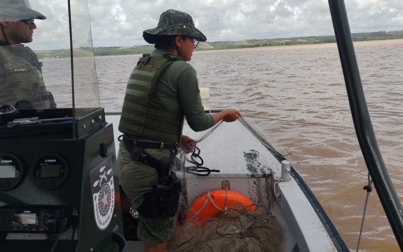 Polícia Ambiental apreende 900 metros de redes de pesca predatória na foz do Rio Mundaú