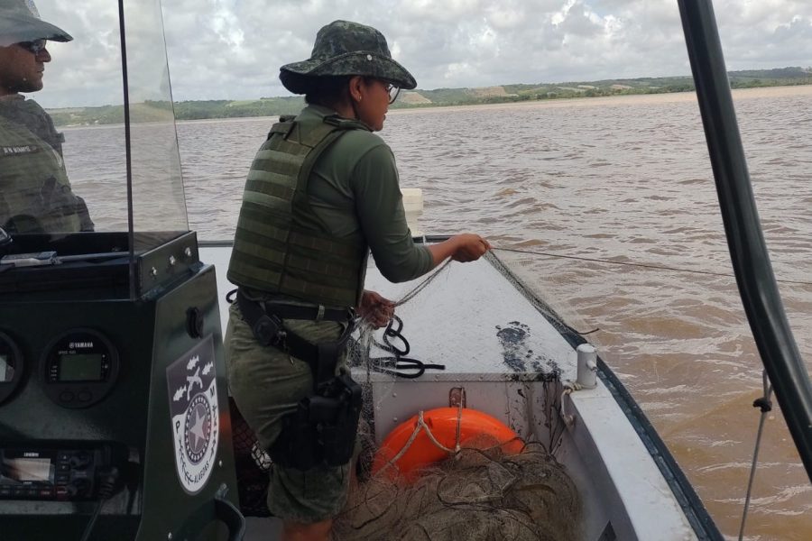 Polícia Ambiental apreende 900 metros de redes de pesca predatória na foz do Rio Mundaú