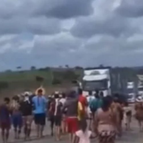 Em protesto, indígenas Karapotó Plaki-ô e Kariri-Xocó fecham BR-101 e cobram governo federal