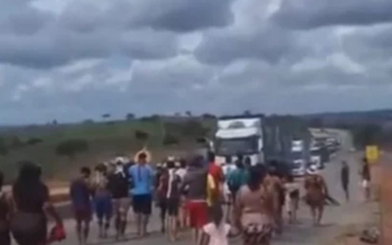 Em protesto, indígenas Karapotó Plaki-ô e Kariri-Xocó fecham BR-101 e cobram governo federal