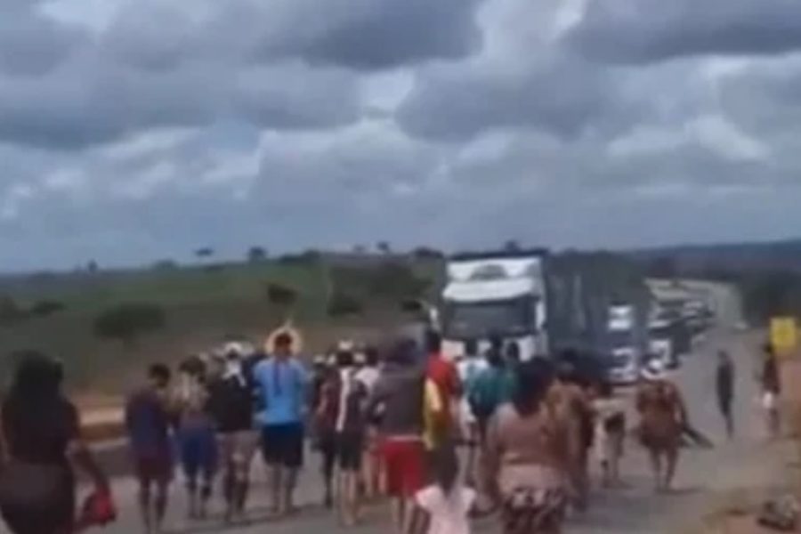 Em protesto, indígenas Karapotó Plaki-ô e Kariri-Xocó fecham BR-101 e cobram governo federal