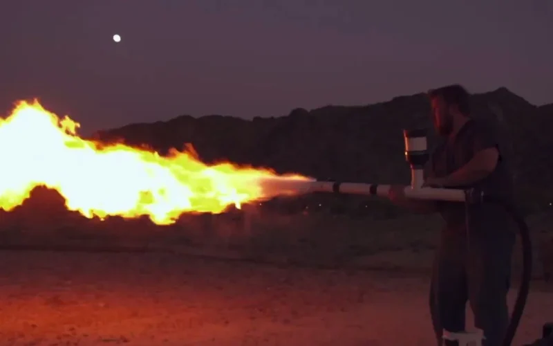 Vídeos mostram cartel usando lança-chamas americano e ampliam temor sobre militarização do crime no México
