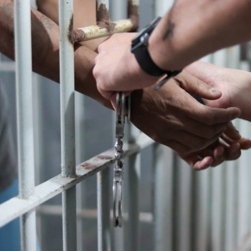 Homem é preso suspeito de estuprar sobrinhas de 8 e 16 anos em Limoeiro de Anadia