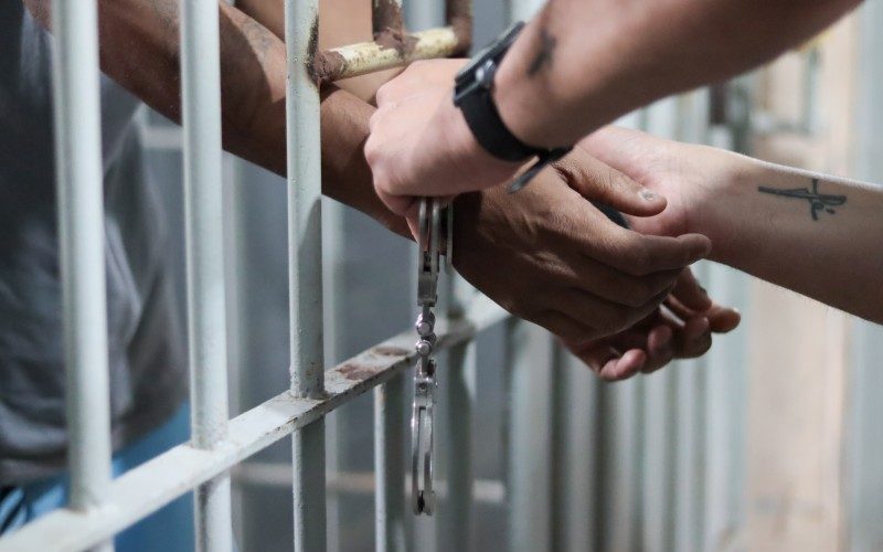 Homem é preso suspeito de estuprar sobrinhas de 8 e 16 anos em Limoeiro de Anadia