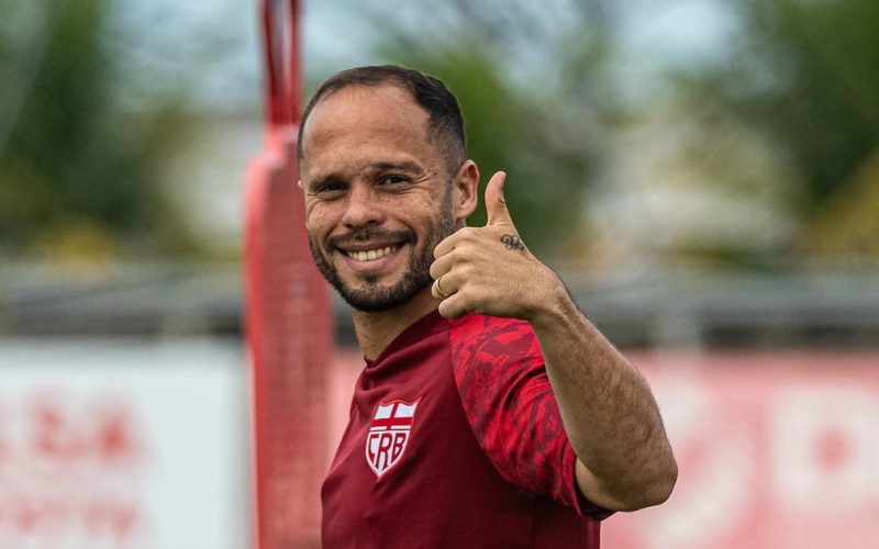 Douglas Baggio ganha espaço no CRB e deve substituir Dadá contra o Cuiabá