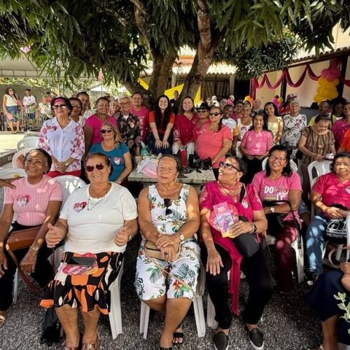 Tereza Nelma reúne população idosa para construir propostas por mais qualidade de vida.