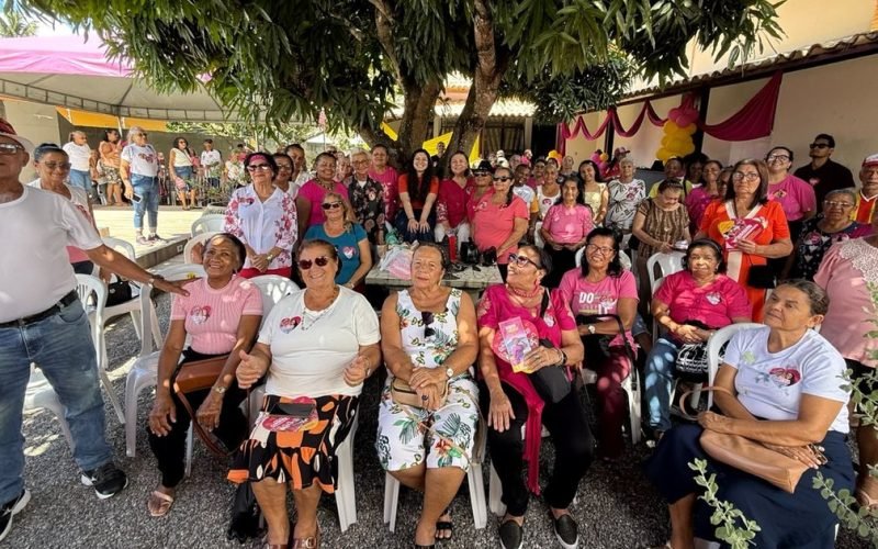 Tereza Nelma reúne população idosa para construir propostas por mais qualidade de vida.