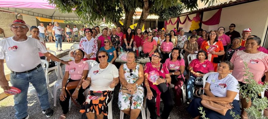 Tereza Nelma reúne população idosa para construir propostas por mais qualidade de vida.