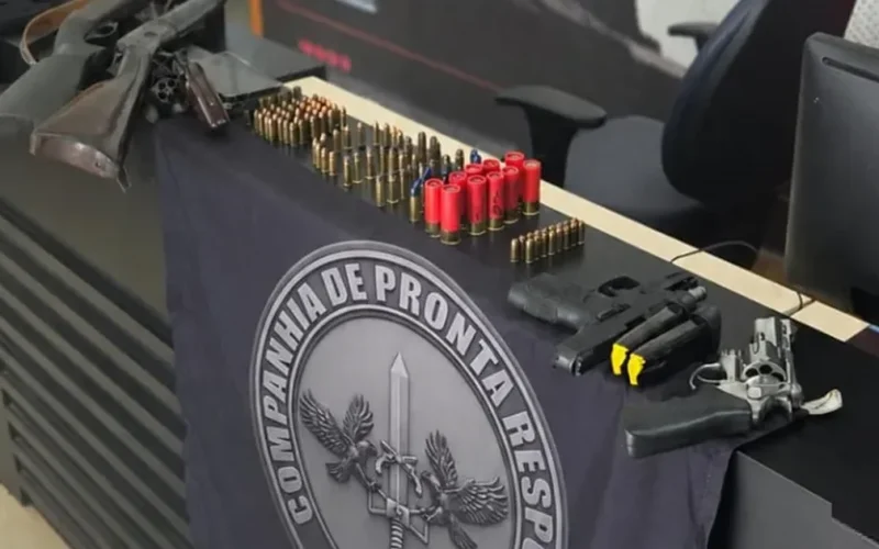 Homem com arsenal de armas em casa tenta subornar policiais e é preso em Campestre, interior de Alagoas