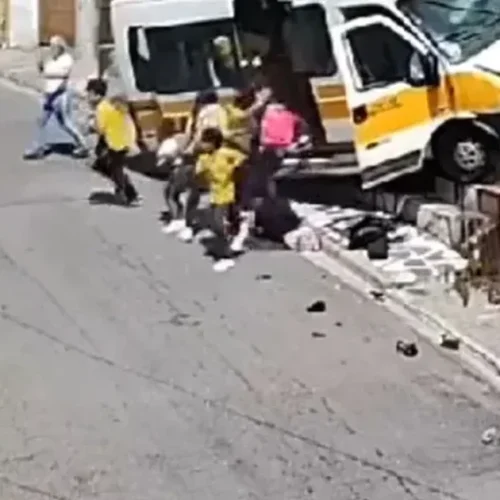 Van escolar com crianças perde controle e bate em muro