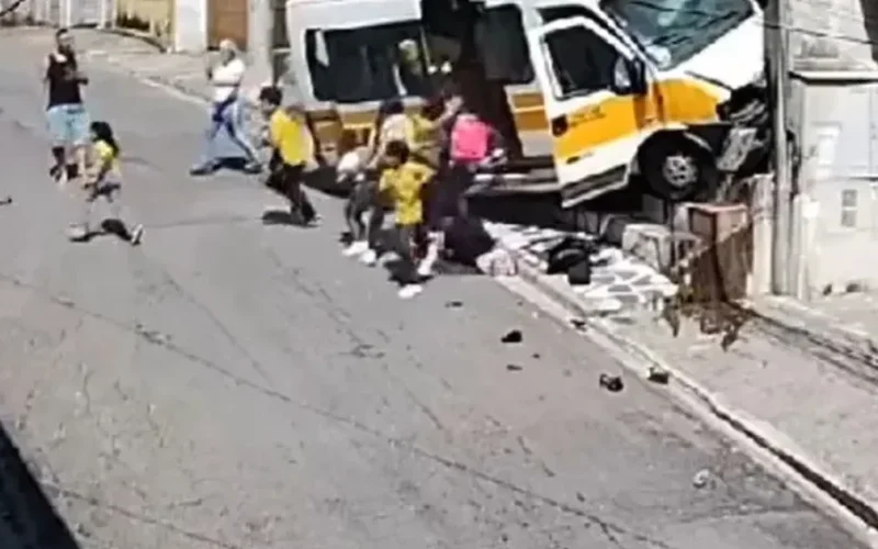 Van escolar com crianças perde controle e bate em muro