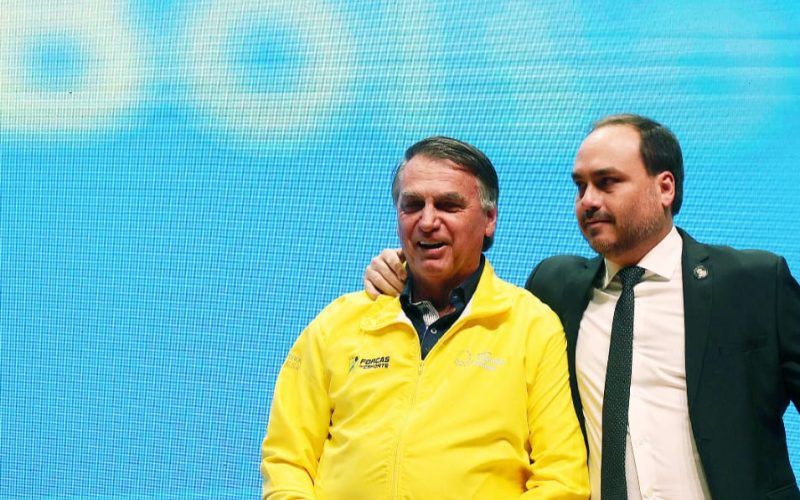 Carlos descreve estado de saúde de Bolsonaro: “Jamais o vi como está”