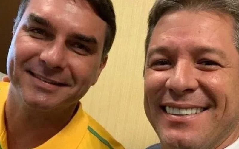 Proposta de Cabo Bebeto que concede Título de Cidadão Honorário a Flávio Bolsonaro é aprovada
