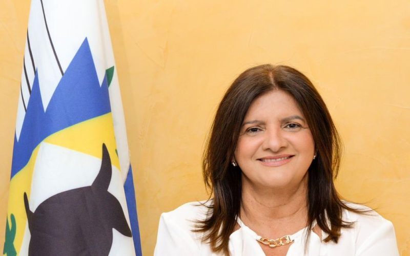 Em programa de rádio, vereador de oposição elogia prefeita Ziane Costa