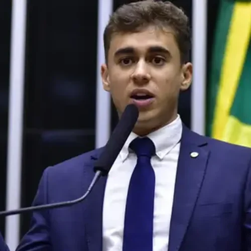 Nikolas diz que a direita é “gente bonita e cheirosa” e alfineta manifestantes durante evento com Flávio