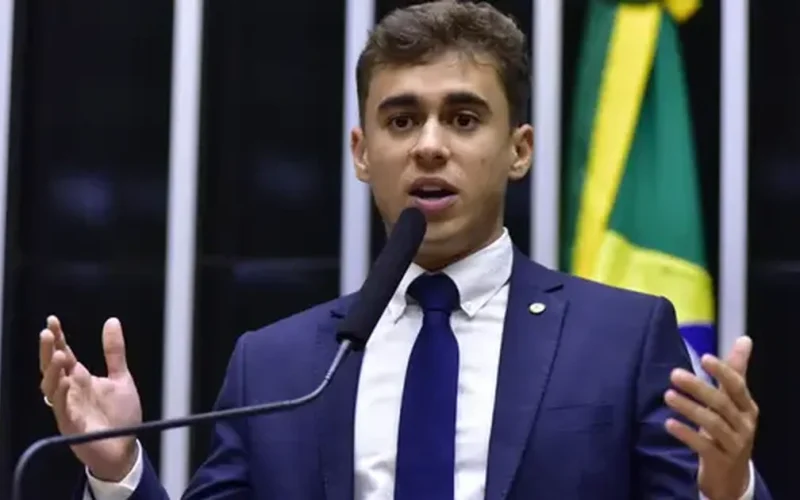 Nikolas diz que a direita é “gente bonita e cheirosa” e alfineta manifestantes durante evento com Flávio