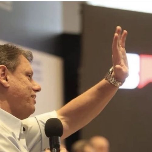 Em aceno a Flávio Bolsonaro, Tarcísio diz que reeleição faz mal ao Brasil