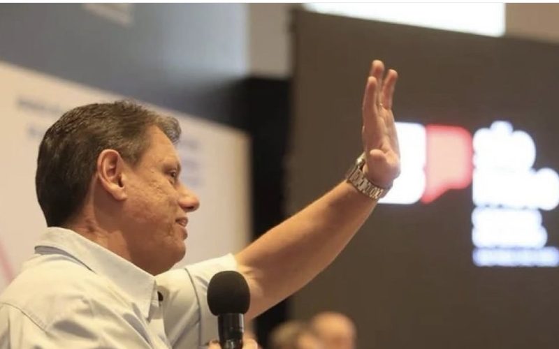 Em aceno a Flávio Bolsonaro, Tarcísio diz que reeleição faz mal ao Brasil