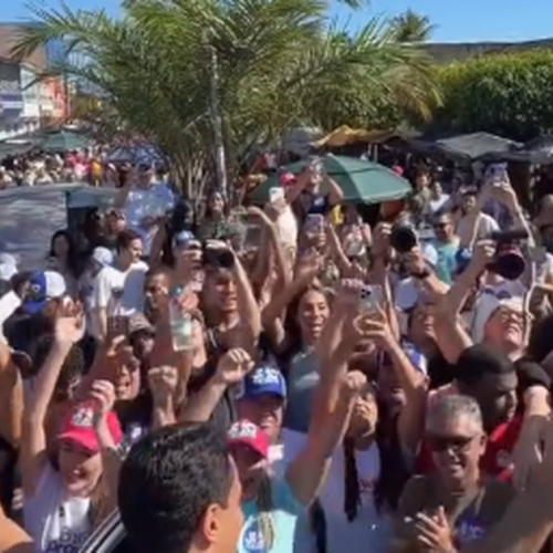 JHC é recebido por multidão em Teotônio Vilela e segue para caminhada na feira livre