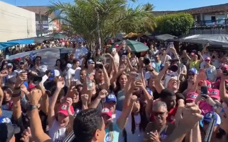 JHC é recebido por multidão em Teotônio Vilela e segue para caminhada na feira livre