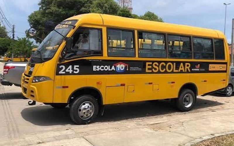 Ônibus escolar fica sem combustível e alunos da EJA precisam voltar para casa a pé em Cajueiro