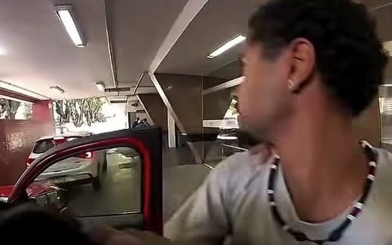 Motociclistas abrem caminho no trânsito para salvar paciente em parada cardíaca