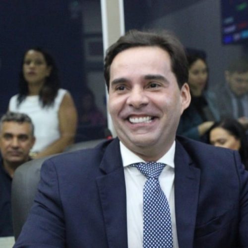 Kelmann é recebido por multidão no aeroporto e demonstra força após superar momento delicado na pré-campanha
