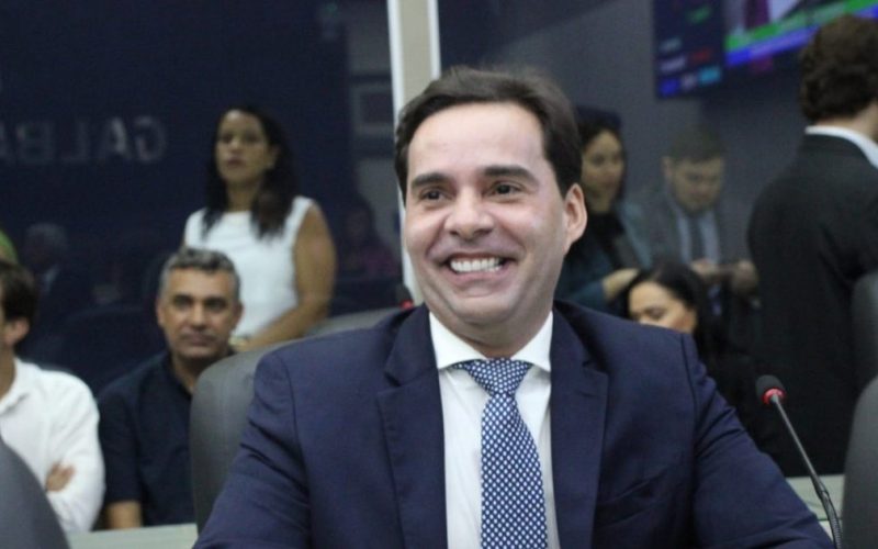 Kelmann é recebido por multidão no aeroporto e demonstra força após superar momento delicado na pré-campanha
