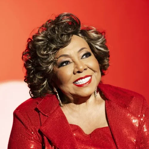 Alcione tem carro roubado no Rio