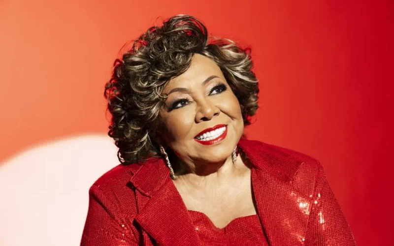 Alcione tem carro roubado no Rio