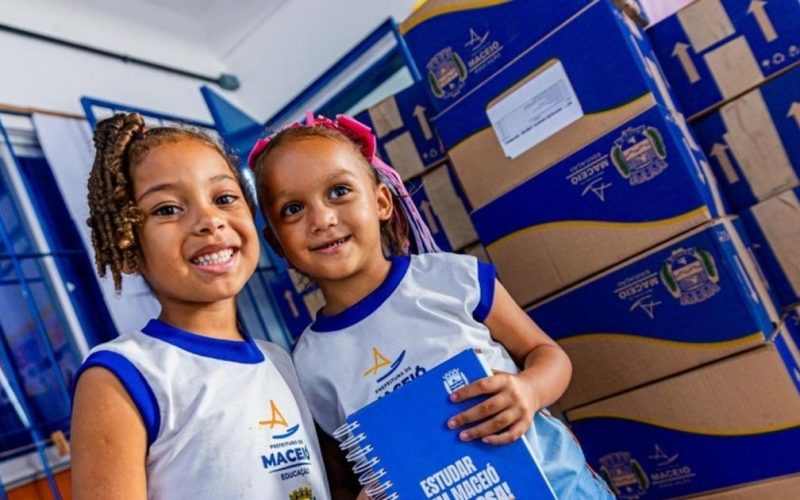 Prefeitura inicia distribuição de novos kits escolares e fardamentos na rede pública de Maceió