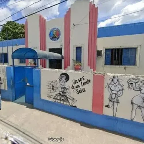 Vídeo flagra troca de socos e pontapés entre estudantes em escola de Atalaia