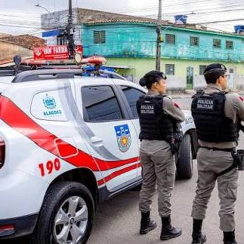 Dupla cai de moto durante fuga e acaba presa com arma e drogas no Jacintinho
