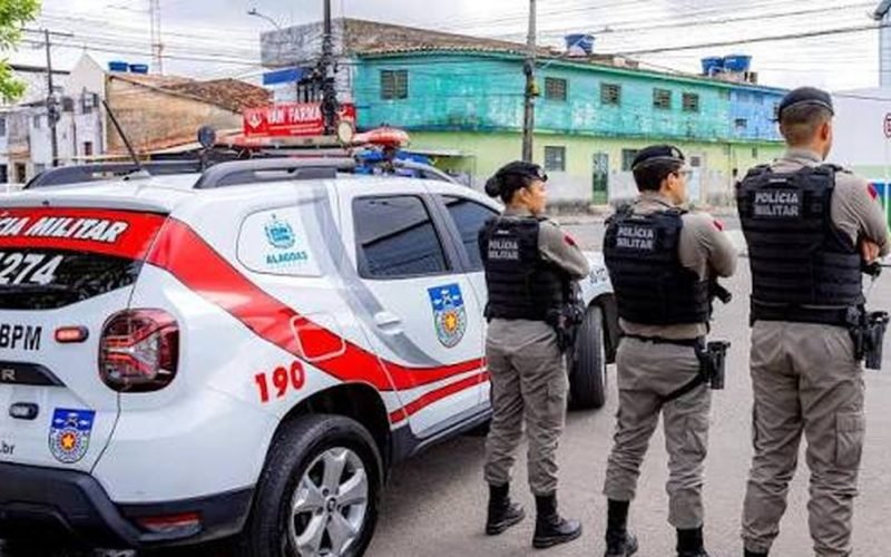 Dupla cai de moto durante fuga e acaba presa com arma e drogas no Jacintinho