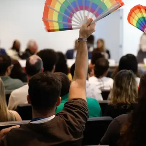 Candidaturas LGBT+ têm recorde em 2026 e se espalham por mais partidos