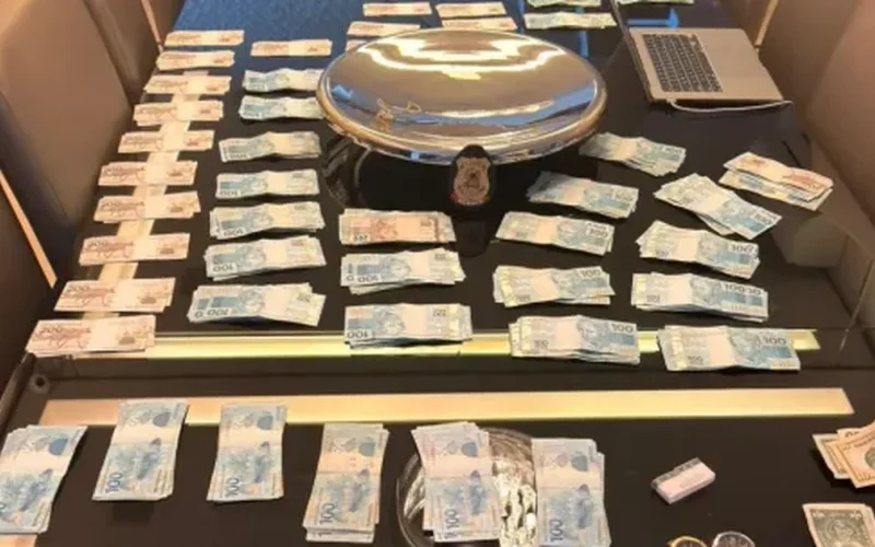 PF apreende dinheiro escondido em livro falso durante operação contra aliados de Sóstenes Cavalcante