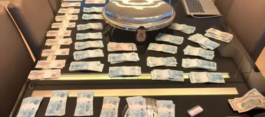 PF apreende dinheiro escondido em livro falso durante operação contra aliados de Sóstenes Cavalcante