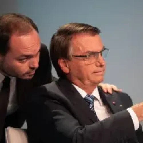 Carlos Bolsonaro diz que pai está ‘devastado psicologicamente’ com prisão preventiva na PF