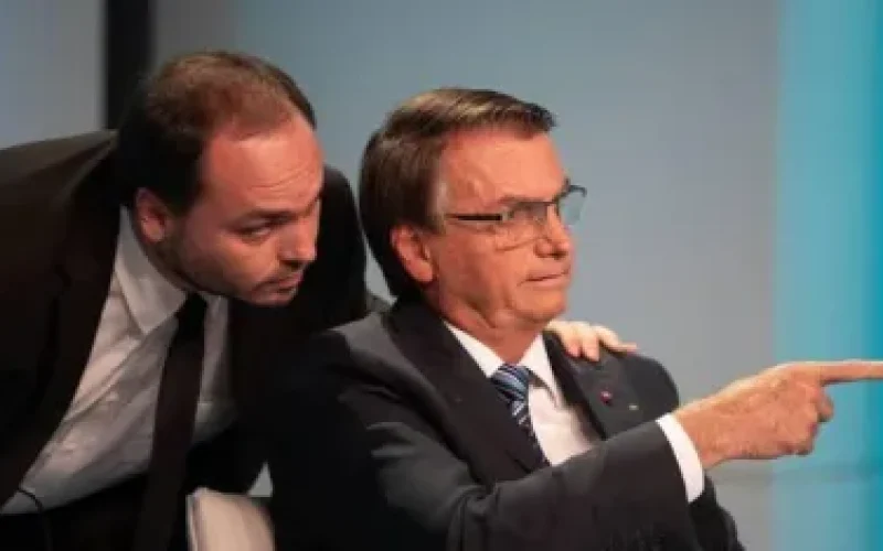 Carlos Bolsonaro diz que pai está ‘devastado psicologicamente’ com prisão preventiva na PF