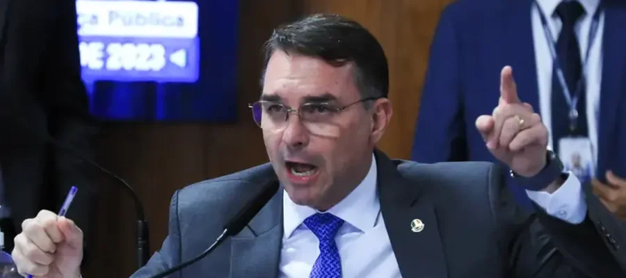 Levantamento aponta que Flávio Bolsonaro deixou de votar em 43% das deliberações do Senado