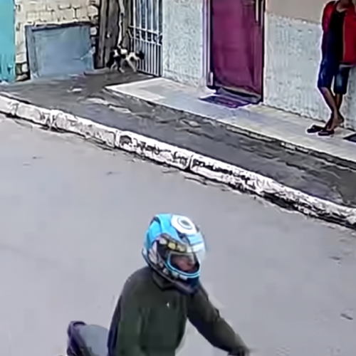 Homem é flagrado assaltando estabelecimento no bairro Canafístula, em Arapiraca