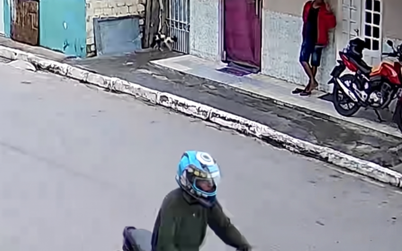 Homem é flagrado assaltando estabelecimento no bairro Canafístula, em Arapiraca