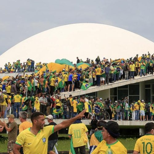 Moraes bloqueia veiculo comprado a réu envolvido em atos do 8 de janeiro