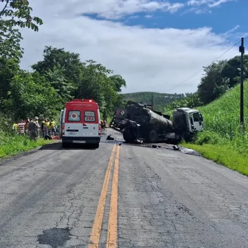 Caçamba cai em ribanceira após acidente com quatro veículos no interior de Alagoas
