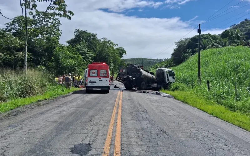 Caçamba cai em ribanceira após acidente com quatro veículos no interior de Alagoas