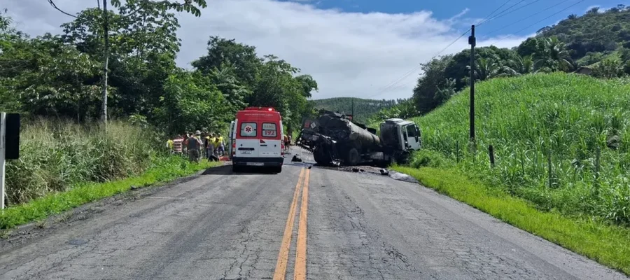 Caçamba cai em ribanceira após acidente com quatro veículos no interior de Alagoas