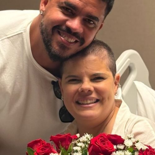 Homem surpreende esposa em tratamento contra o câncer com homenagem emocionante em hospital