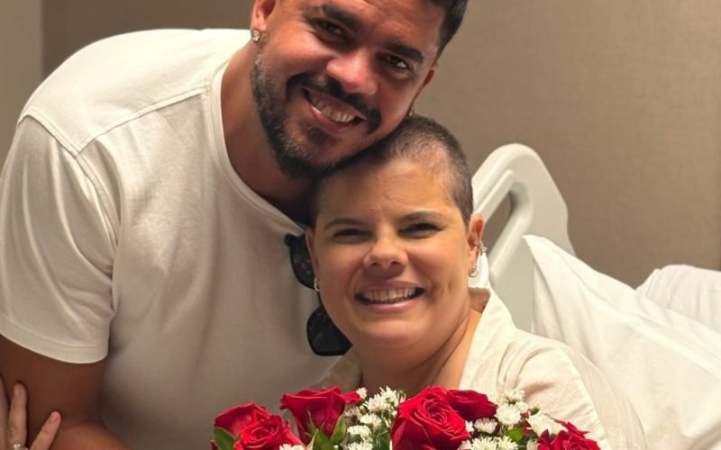 Homem surpreende esposa em tratamento contra o câncer com homenagem emocionante em hospital