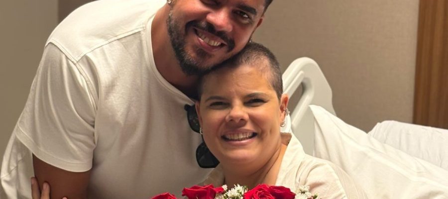 Homem surpreende esposa em tratamento contra o câncer com homenagem emocionante em hospital